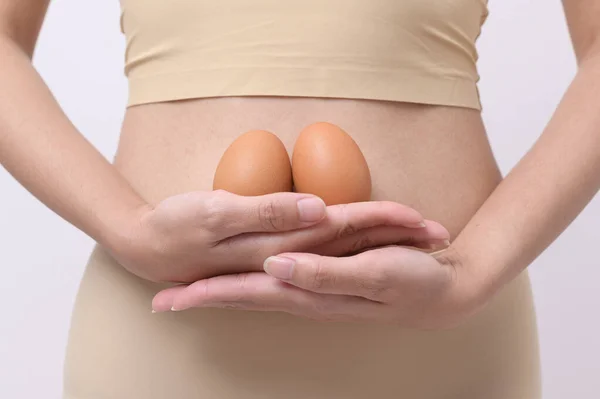 Закрыть Женщину Держащую Яйца Животе Подготовить Репродуктивную Фертильность Овуляцию Стимуляции — стоковое фото