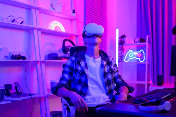 Jovem Caucasiano Homem Pro Gamer Tem Transmissão Vivo Jogando Videogame — Fotografia de Stock