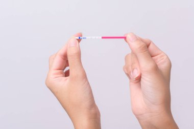 Beyaz arkaplanda Ovalasyon (LH) testi ya da (HCG Hamilelik Testi) kullanan kadını kapat