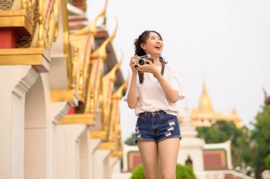 Tatilde gezen, gezen, Bangkok, Tayland, Tatiller ve seyahat konseptini keşfeden güzel Asyalı genç bir turist kadın.