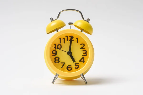Reloj Despertador Clásico Vintage Amarillo Sobre Fondo Blanco — Foto de Stock