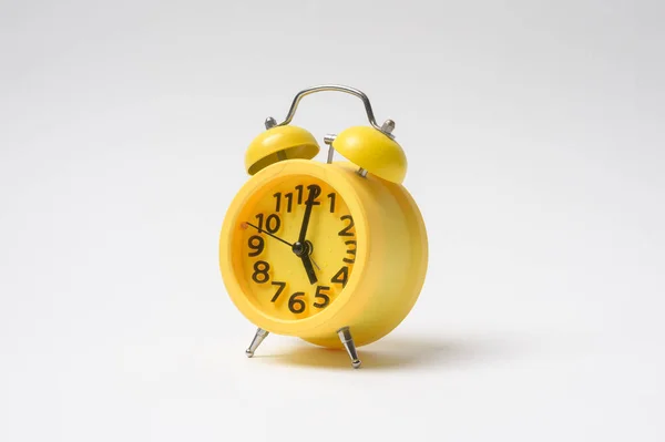 Reloj Despertador Clásico Vintage Amarillo Sobre Fondo Blanco — Foto de Stock