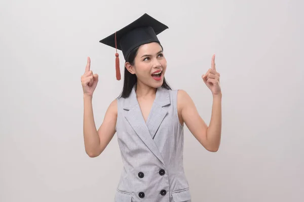 Mezuniyet Şapkası Eğitim Üniversite Konsepti Takan Gülümseyen Genç Kadın — Stok fotoğraf