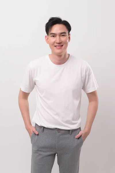 Beyaz Arka Plan Stüdyosundaki Asyalı Genç Adamın Portresi — Stok fotoğraf
