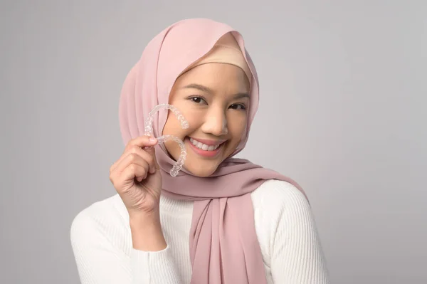 Uma Jovem Mulher Muçulmana Sorridente Com Hijab Segurando Aparelho Invisalign — Fotografia de Stock