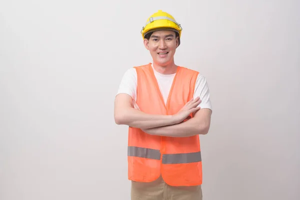 Retrato Engenheiro Masculino Vestindo Capacete Proteção Sobre Estúdio Fundo Branco — Fotografia de Stock