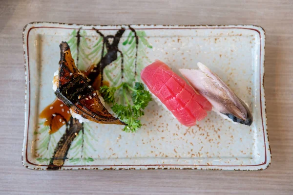 Sushi Estilo Japonés Fresco Servir Plato Blanco —  Fotos de Stock