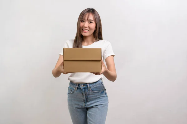 Eine Junge Asiatische Frau Hält Pappschachtel Und Kartonschachtel Über Weißem — Stockfoto