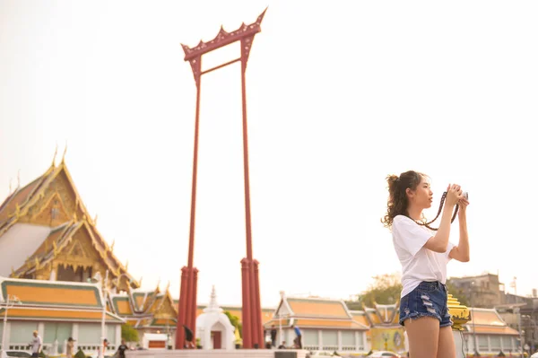 Vacker Ung Asiatisk Turist Kvinna Semester Sightseeing Och Utforska Bangkok — Stockfoto
