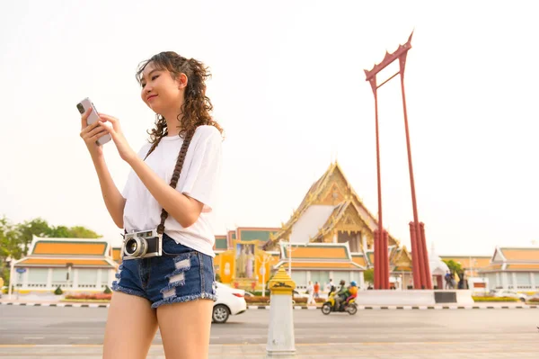 Beautiful Young Asian Tourist Woman Vacation Sightseeing Exploring Bangkok City — Stock Photo, Image