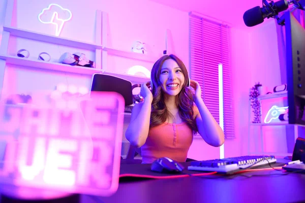 Young Asian Pretty Woman Pro Gamer Have Live Streaming Singing — Stock Photo, Image