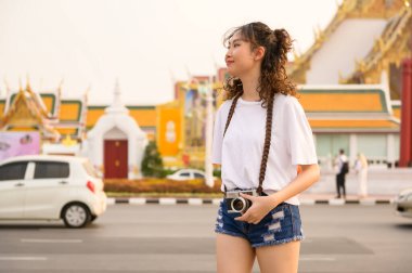 Tatilde gezen, gezen, Bangkok, Tayland, Tatiller ve seyahat konseptini keşfeden güzel Asyalı genç bir turist kadın.