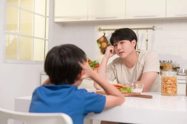 Jovem Pai Asiático Irritado Seu Filho Sobre Comer Legumes Cozinha — Fotografia de Stock