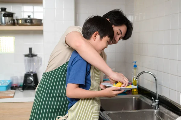 Gelukkig Glimlachen Jong Aziatisch Vader Zoon Wassen Afwas Keuken Thuis — Stockfoto
