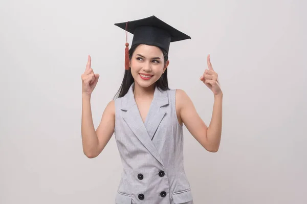 Νεαρή Χαμογελαστή Γυναίκα Καπέλο Αποφοίτησης Μόρφωση Και Πανεπιστημιακή Αντίληψη — Φωτογραφία Αρχείου
