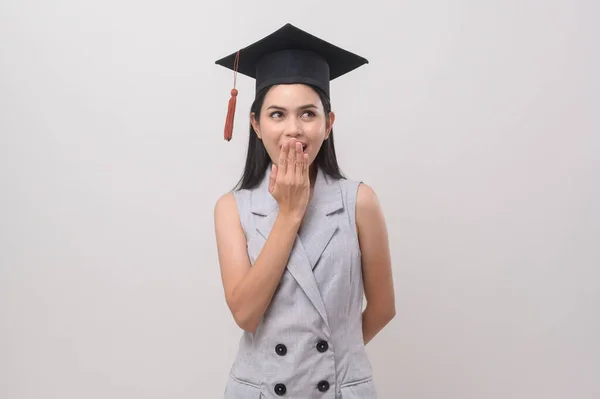 Junge Lächelnde Frau Mit Diplomhut Ausbildung Und Universitätskonzept — Stockfoto