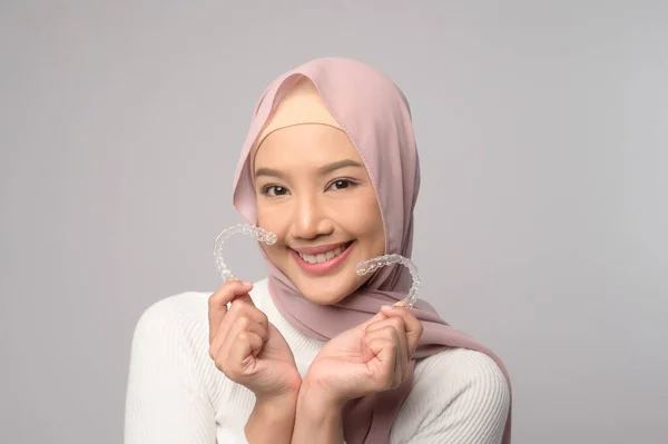 Seorang Wanita Muslim Tersenyum Young Dengan Hijab Memegang Kawat Gigi — Stok Foto