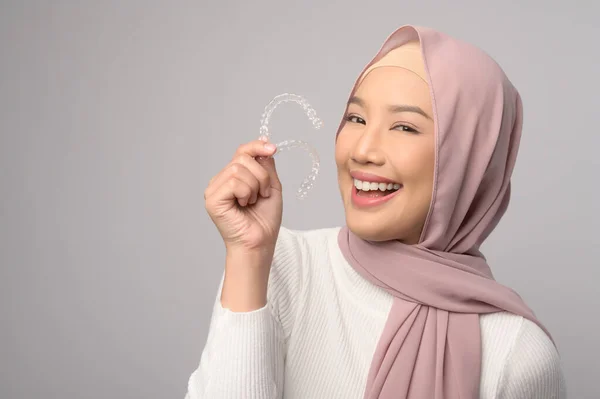 Una Joven Musulmana Sonriente Con Hijab Sosteniendo Frenos Invisalign Estudio —  Fotos de Stock
