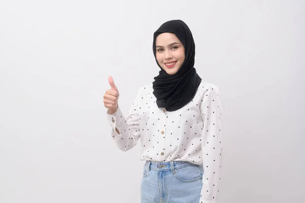 美しいですイスラム教徒女性の肖像とともにHijab上の白い背景スタジオ — ストック写真