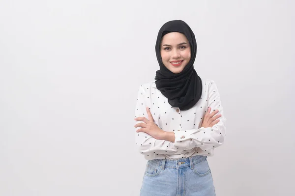 Porträt Der Schönen Muslimischen Frau Mit Hijab Über Weißem Hintergrund — Stockfoto