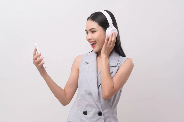 Uma Jovem Mulher Usando Fones Ouvido Desfrutando Com Música Fundo — Fotografia de Stock