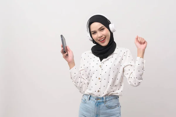 Wanita Muslim Cantik Mengenakan Headset Latar Belakang Putih — Stok Foto