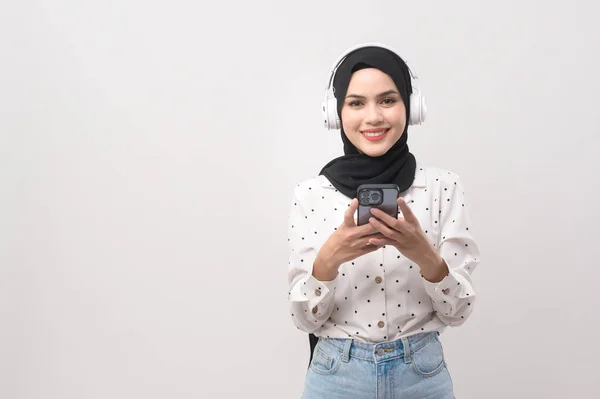 Joven Mujer Musulmana Beautifu Con Auriculares Sobre Fondo Blanco —  Fotos de Stock
