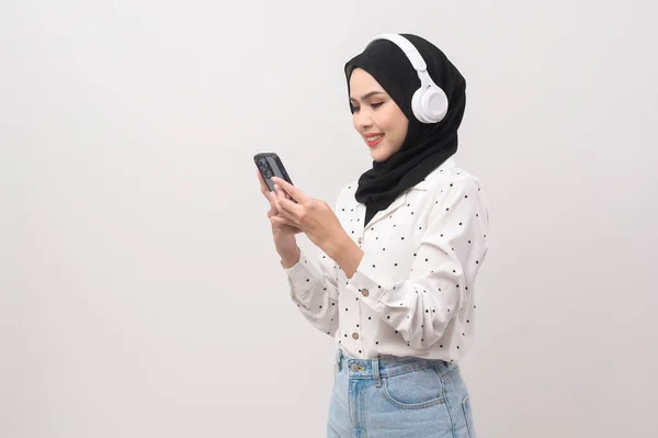 Młoda Muzułmanka Beautifu Ubrana Słuchawki Białym Tle — Zdjęcie stockowe