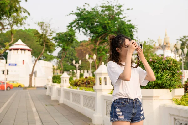 Belle Jeune Femme Touristique Asiatique Vacances Explorer Bangkok Ville Thaïlande — Photo