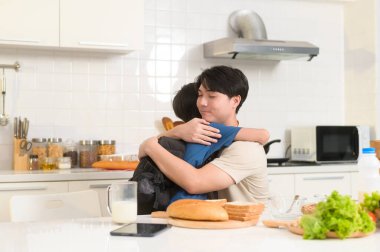 Mutlu Asyalı baba oğluna okula gitmesi için cesaret veriyor. 