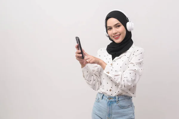 Junge Schöne Muslimin Trägt Kopfhörer Auf Weißem Hintergrund — Stockfoto