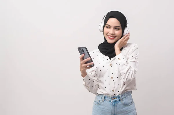 年轻美丽的穆斯林女子 头戴白色背景的耳机 — 图库照片