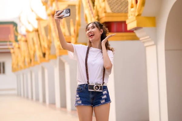 Linda Jovem Turista Asiática Férias Sightseeing Explorar Cidade Banguecoque Tailândia — Fotografia de Stock