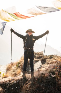 Genç bir gezgin orman yolunda yürüyor, Nepal