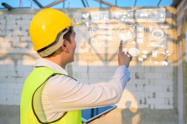 Mühendislerin eli sanal gerçekliğe dokunuyor. Analitik mühendislik verileri inşaat arka planında.