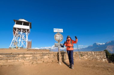 Genç bir gezgin Poon Hill 'de yürüyor Ghorepani, Nepal' deki bakış açısına göre