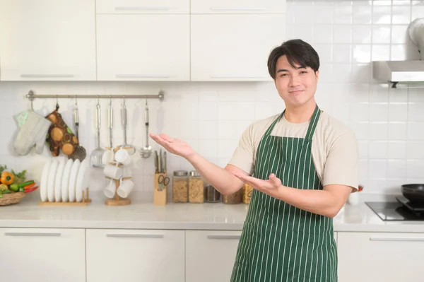 Porträt Eines Smarten Jungen Asiaten Der Hause Der Küche Lächelt — Stockfoto