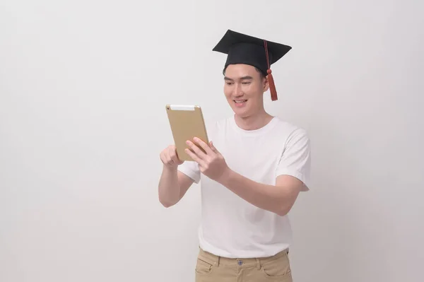 Mezuniyet Şapkası Eğitim Üniversite Konseptine Sahip Gülümseyen Genç Adam — Stok fotoğraf