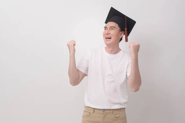 Młody Uśmiechnięty Mężczyzna Kapeluszem Dyplomowym Wykształceniem Koncepcją Uniwersytecką — Zdjęcie stockowe