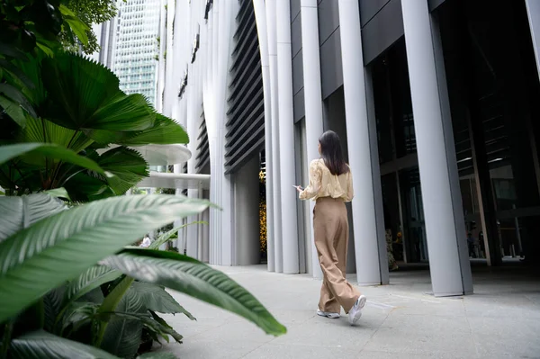Uma Jovem Empresária Está Trabalhando Centro Cidade Moderna Cingapura — Fotografia de Stock