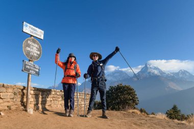 Genç bir gezgin Poon Hill 'de yürüyor Ghorepani, Nepal' deki bakış açısına göre