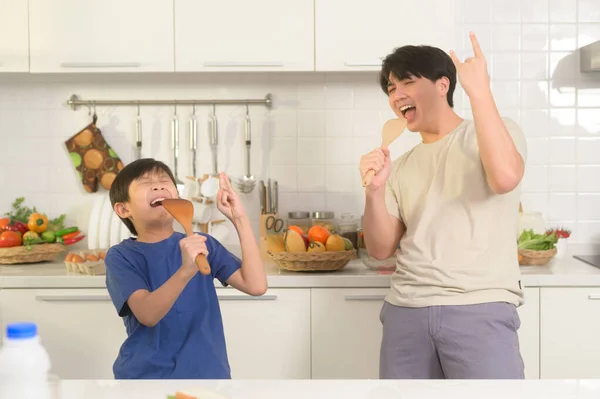Szczęśliwy Młody Azjata Ojciec Syn Robią Razem Śniadanie Zabawy Kuchni — Zdjęcie stockowe