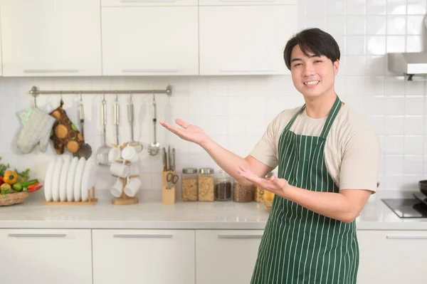 Portret Van Slimme Jonge Aziatische Man Glimlachen Keuken Thuis — Stockfoto