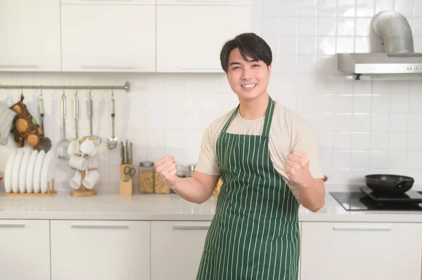 Портрет Розумного Молодого Азіата Який Посміхається Вдома Кухні — стокове фото