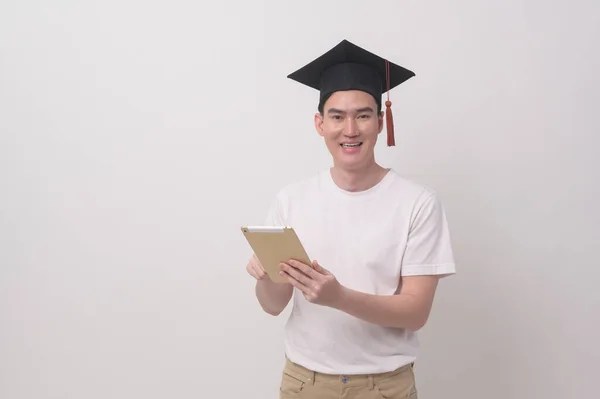 Joven Sonriente Sosteniendo Sombrero Graduación Educación Concepto Universitario — Foto de Stock