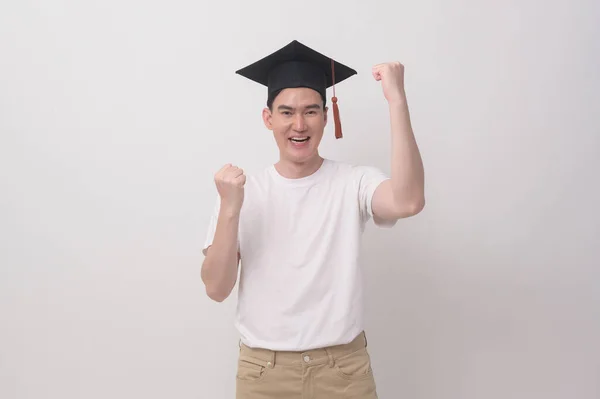 Młody Uśmiechnięty Mężczyzna Kapeluszem Dyplomowym Wykształceniem Koncepcją Uniwersytecką — Zdjęcie stockowe