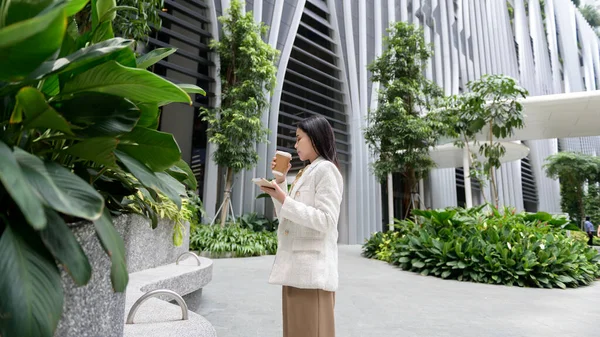 Een Jonge Zakenvrouw Werkt Moderne Stad Het Centrum Van Singapore — Stockfoto