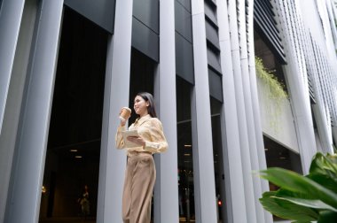 Singapur şehir merkezinde genç bir iş kadını çalışıyor. 