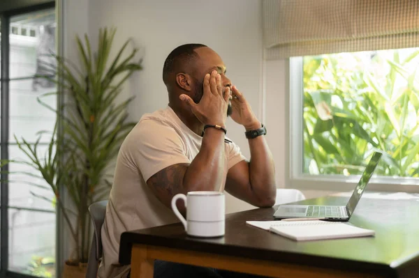 Homem Afro Americano Estressante Trabalhando Sua Casa — Fotografia de Stock