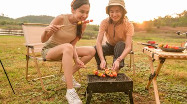 Genç ve güzel Asyalı kadın kamp yapmaktan hoşlanıyor.